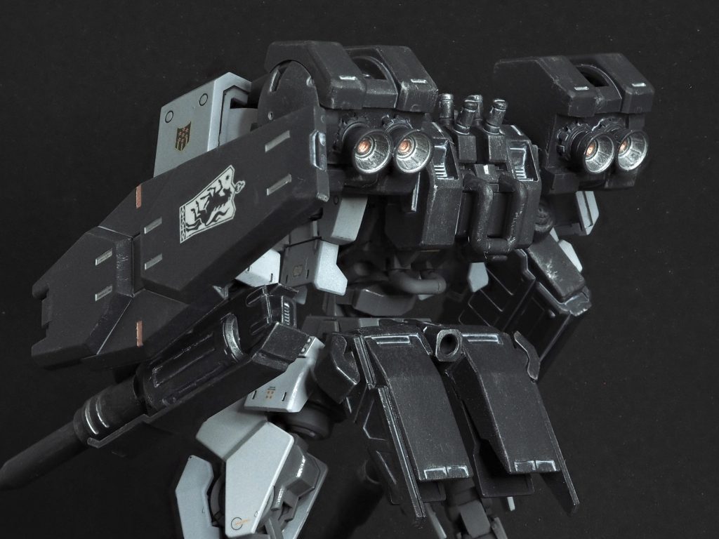 バーニアは可動しなければならないという謎の使命感のもと、左右のユニットに軸を仕込んで動かせるように。腰のスラスターはキットのホバーを切り刻んでから市販パーツでデコレーション。バックパックの真ん中が寂しかったのでスモークディスチャージャーを装着。