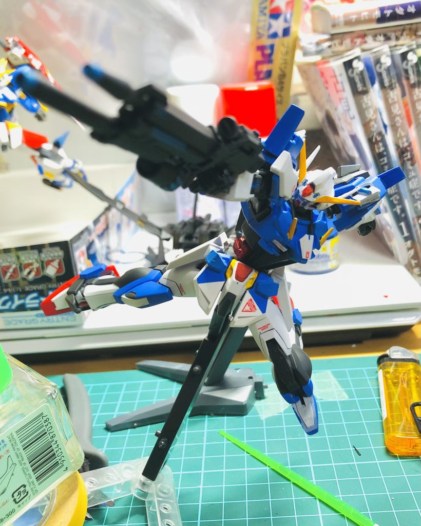 こちらは肩関節を少し改造しています(*^^*)持った時に手の中に馴染むビルドファイターズの1話のビルドストライクみたいな自然な主人公機をイメージしました！