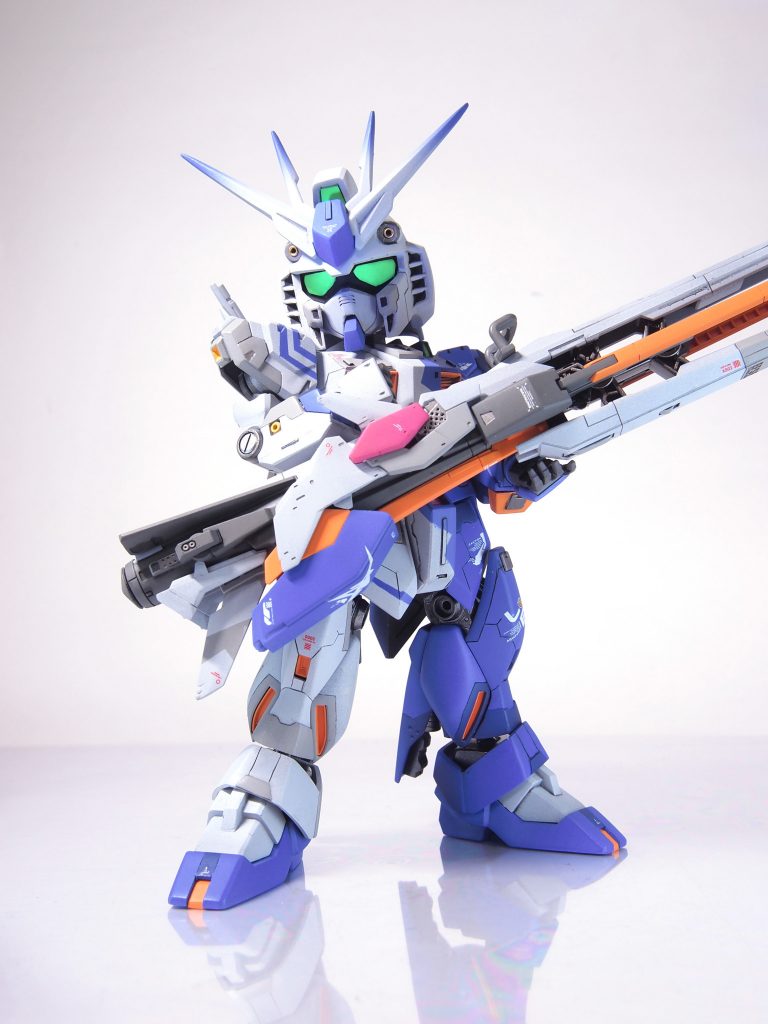 パーツ使用の内訳は以下の通り。頭部・肩部：BB戦士それ以外：EG加工箇所（大まかに）は以下の通りです。頭部：角シャープ化・バルカン開口・ツインアイプラ板置き換え胸部：プラ板・スジ彫り追加肩部：EG腕部を接続できるよう加工腕部：上腕・下腕ともに幅詰め腰部：ディテール追加・リアスカートプラ板裏打ち脚部：大腿部をカット、脛部を大幅に幅詰め、ディテール追加バックパック：一体成形のバーニアをカット、市販パーツ置き換え武装：手持ちパーツを追加