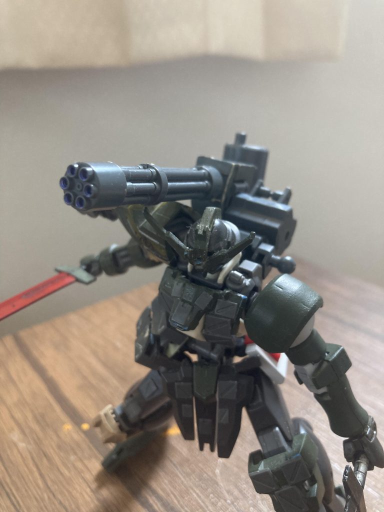 バックパックにはガトリング砲を装備　　　グフカスタムのやつですね。