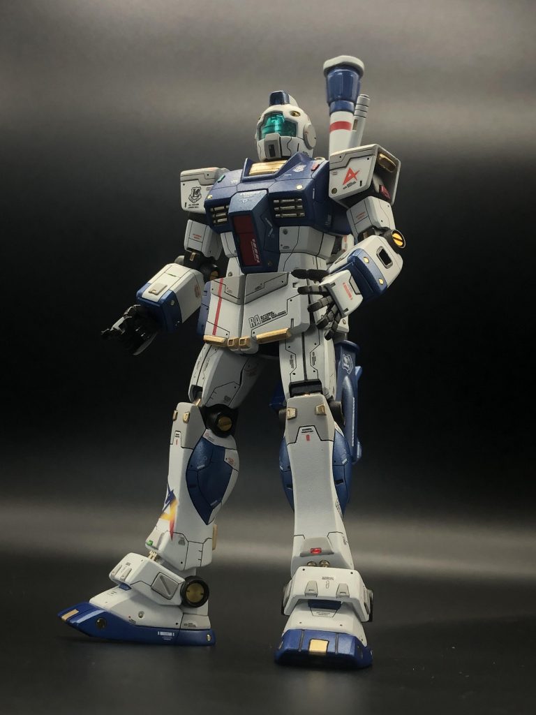 立像と同じようなポージングにしてみました。ロングレンジ・フィン・ファンネルではなく、旧HG 陸戦型ジムのロケットランチャーを搭載してみました。(思った以上に短かった…)