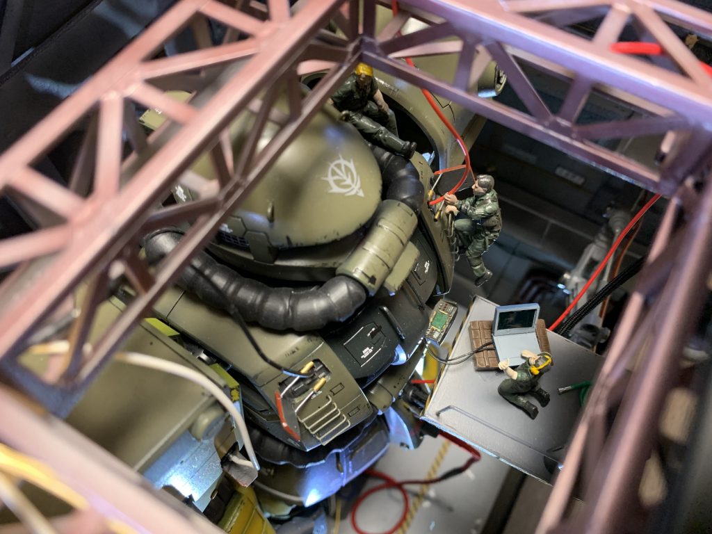 シャドウボックスの天井にドアを設けて上から見下ろすことも可能です。