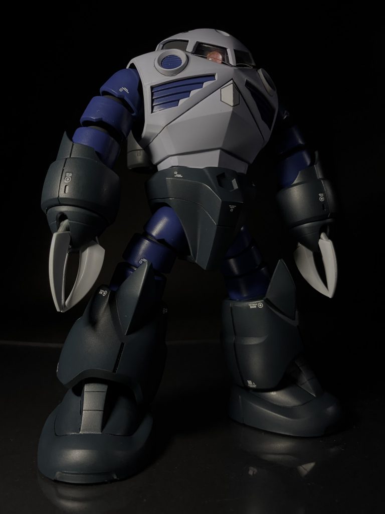 正面ショット。基本素組、モノアイが奥に見えるようにスリットを切り落としHアイズ化、透明プラ板でモノアイシールドをつけたのと、胸のダクトを塗り分け用に後ハメ加工した程度。