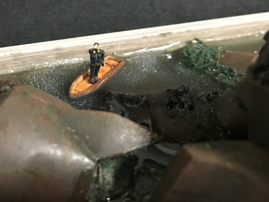 ジオン兵っぽいカラーリングで自衛隊の人々のフィギュアを着色してます。敬礼してるポージングを作りたかったので何体をバラバラに切り分けて手足を接着しています。作業中に手足が行方不明になり…我が家では手足を探して夜な夜な床を這い回っている何かがいるとかいないとか😱