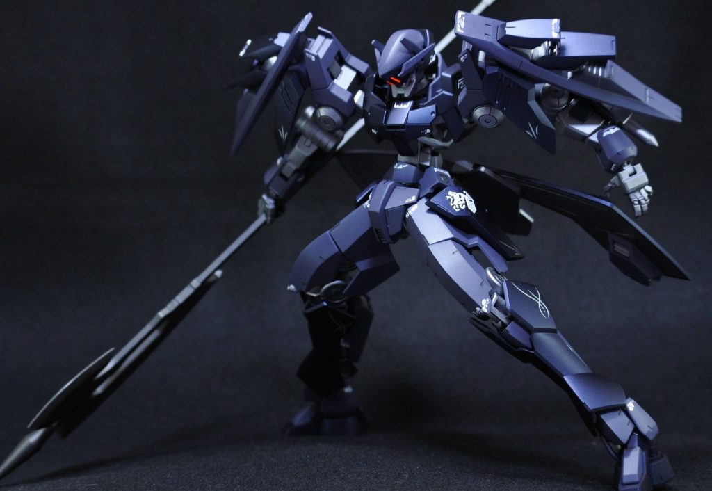 期待各所に内蔵されたスラスターと脚部ホバーユニットで滑る様に地上を滑空して敵陣に斬り込む拠点制圧用MS。武装はグレイズアインのアックスを改修した超大型ハルバードです。