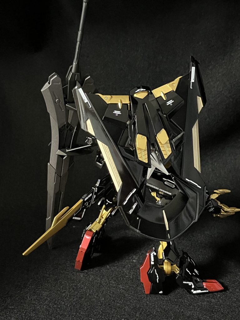 立ち姿⑥後ろから。この機体は、ほぼバルバトスで構成されています。ついでに尻尾もつけました。本家は背中からでしたが、こちらは腰から。まさに尻尾です。