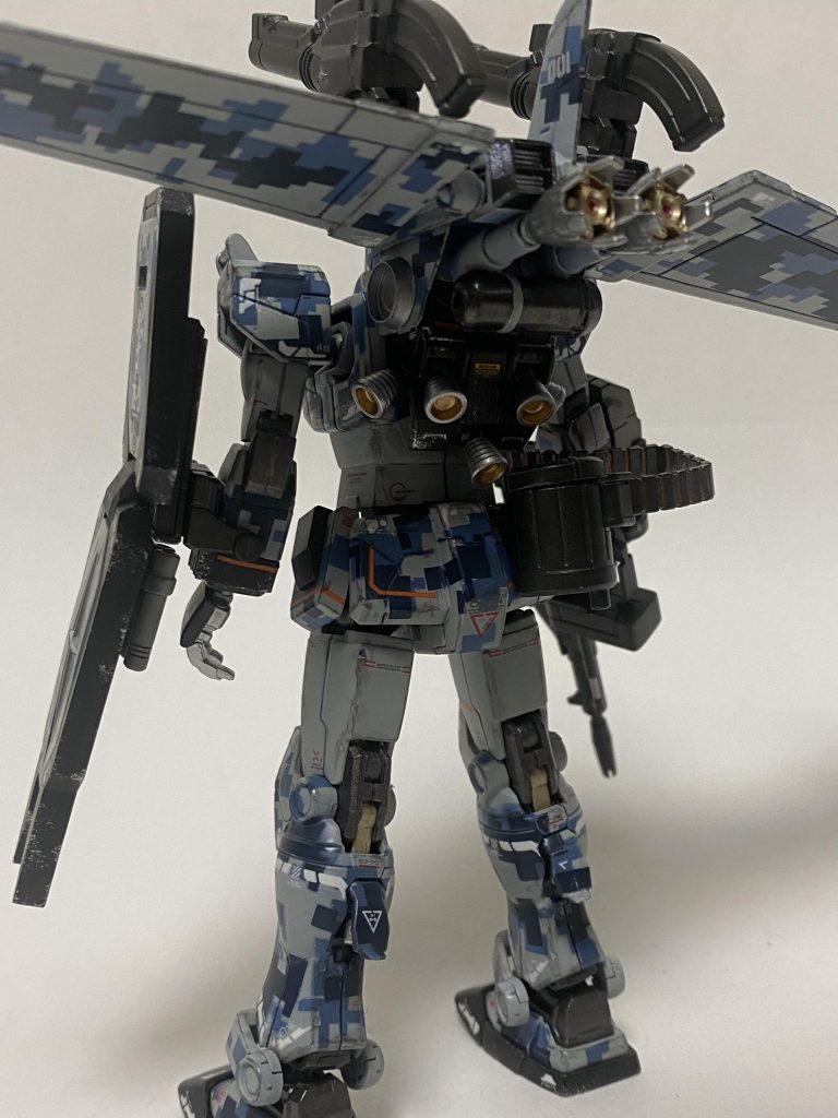 背面フライトユニットはプラ板で自作して、マグネットで脱着可能にしてます。ショルダーキャノンは脱着後も装備可能です。宇宙世紀的には、後にアナハイムの傘下になる日系企業がフライトユニットを試作って脳内設定にしてますw