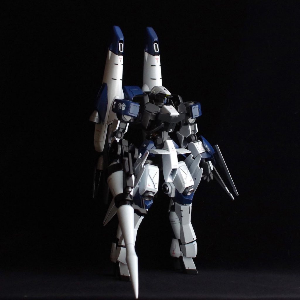 ガンダムキマリスのように突貫力を高めたプラン。グレイズ アインのパーツで重装甲化し、キマリスブースターで高機動化を目指した設定です。全体的にボリュームが出てしまったので、肩はゲイレールの物を使用。装甲板は外して後付けで角バーニアを接着しました。