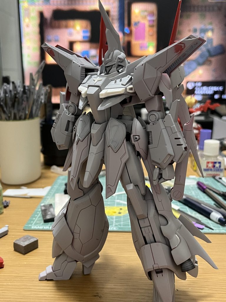 最後にサフ画像を、素組でも十分にかっちょいいキットですが、無理しない範囲で設定画を見ながら好きな形に作りました。時間もかかりましたが大満足の仕上がりになりました。