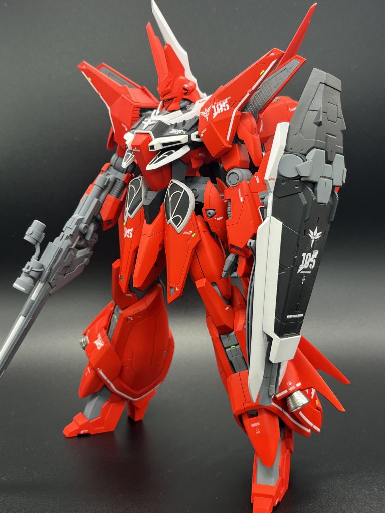 サイドアーマーを可動化させて下に3ミリほど移動させて胴の寸詰まり感の解消を狙いました。シールドの接続で塗装が剥がれるのが嫌でネオジム接続にしましたが磁力が弱く、そっと添えるように置いてあります。