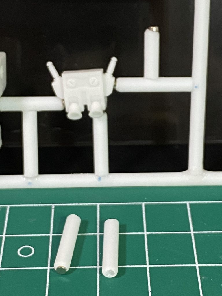 制作工程です。3mmプラ棒にスピンモールドで穴を開け角を削り、2mmのネオジム磁石を嵌め込みました。しっかり埋め込まない方がゲート風になり、ランナーらしくなりました。