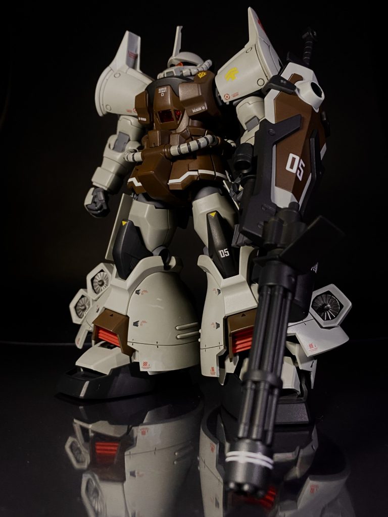 正面ショット。全くキットままです。かなり完成度高いので逆にどこ弄るの?って感じ。脚装甲裏や肩の裏が角度によっては丸見えなのでグレー塗装、ガトリングは塗り分けしがいがありますが、面倒なので一色で塗りました。