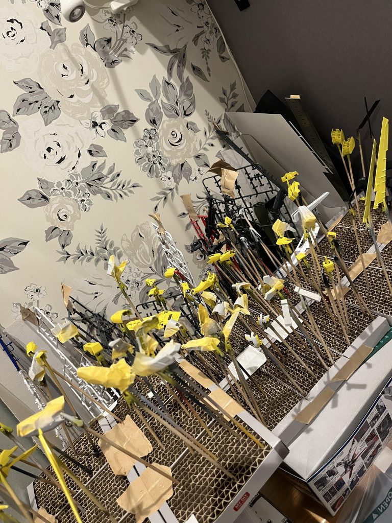 塗装中私は塗装前に仮組みを全くしないので、ダボ穴処理やダボピンカットをしませんなので組み立て完了までカラーバランス等うまく行ってるかどうかわかりませんそのかわり組み立て時には接着剤を使う必要なくスナップフィットの保持だけですみます基本、感覚頼りのお手軽フィーリング塗装ですが一手間かけるところといえば、各種関節のジョイント部分にマスキングをします。組み立て時に塗装の厚みで組みづらくなるのを回避してます