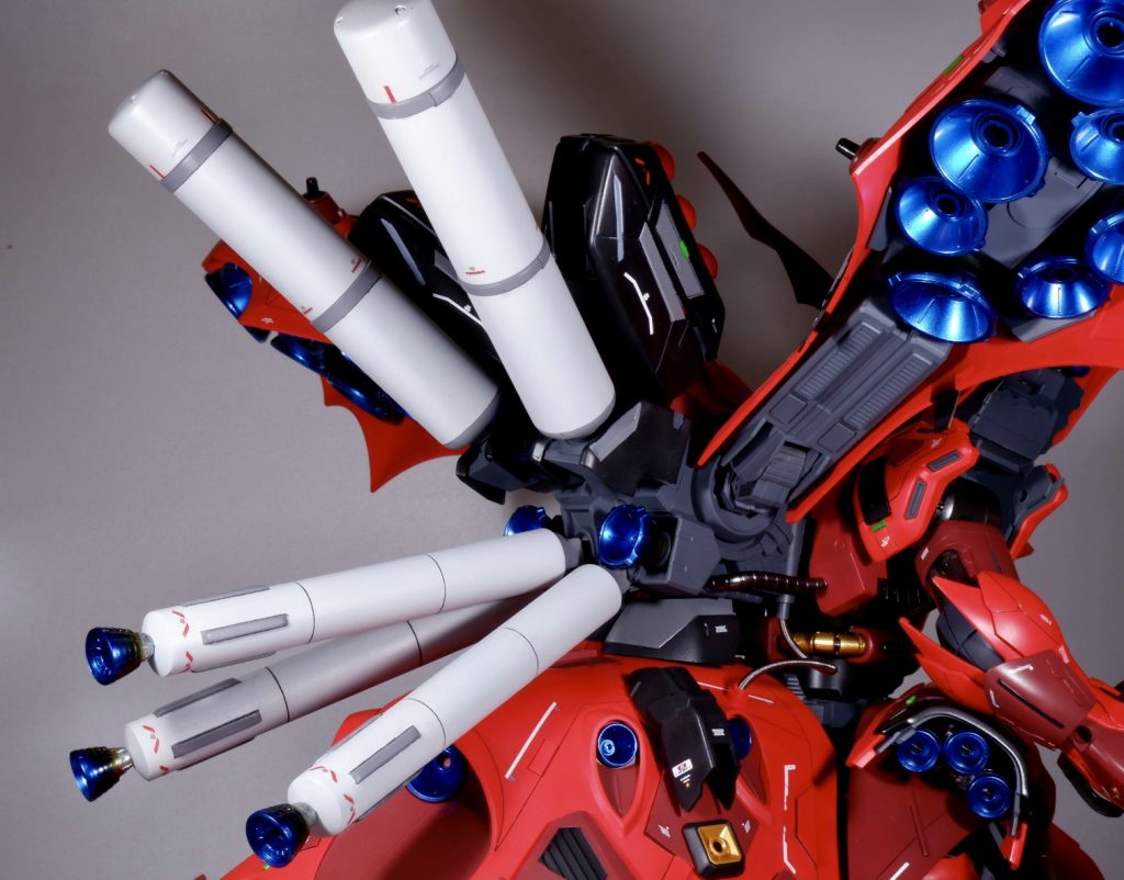 アップ画像③バックパックには上側にサザビーのプロペラントタンクを追加し、下側にナイチンゲールのプロペラントタンクを集約しました。