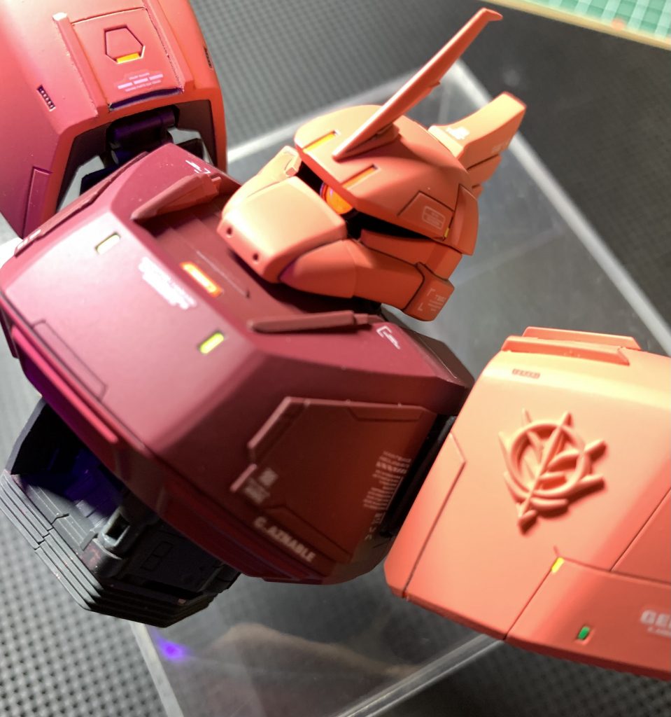 ジオンエンブレム貼り付け首元にはビルダーズパーツのアンテナつのもビルダーズパーツに変更。