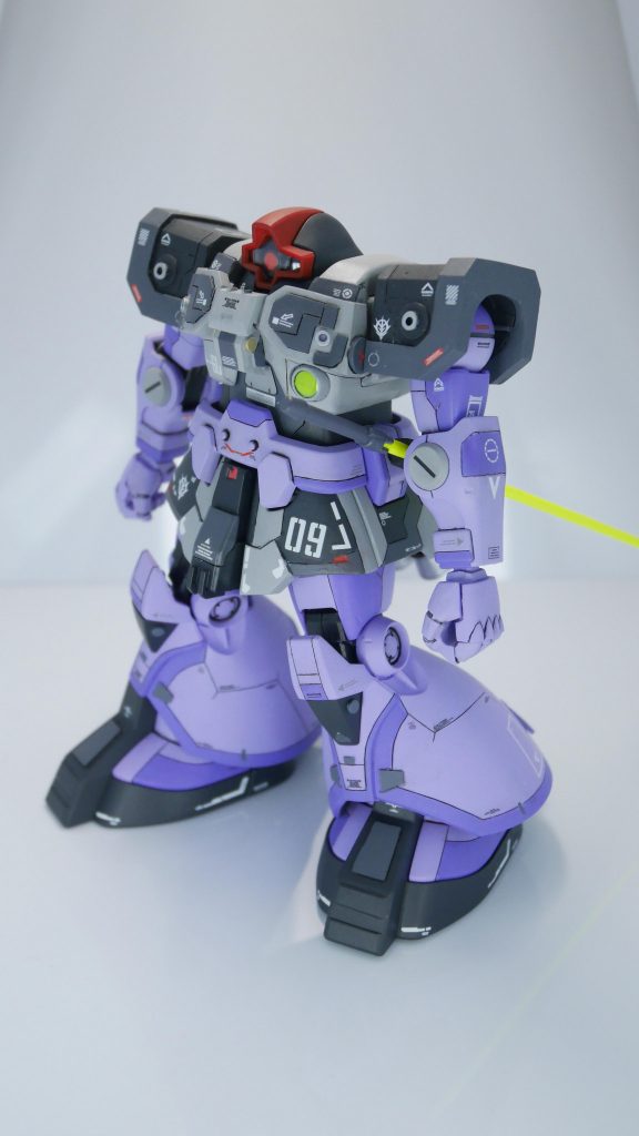 武装無しの素立ち。肩アーマーをプラ板やパテで太らせて形状変更、胸部形状変更、鎖骨部分の厚み増加、腰アーマーの形状変更、股間ガードの追加、リアスカートの切断からの角度変更、ふくらはぎアーマーの可動改造などがメインです。その他プラ板やランナーで凹凸を増やしています。塗装は筆塗り全塗装です。