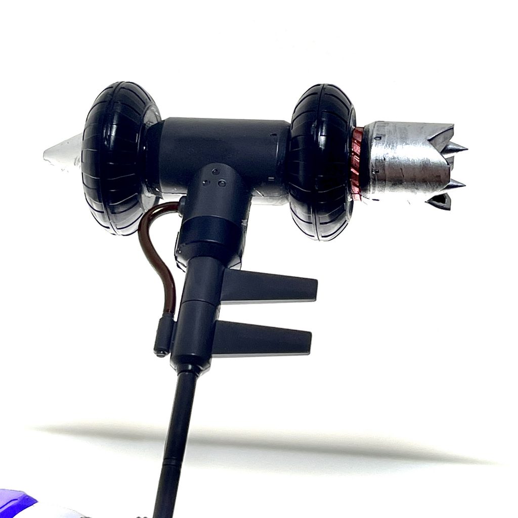 専用武器「グラインドハンマー」・自身が誘引電波の発信機であるため、アンテナの破損を避けるためにガンダムウヴァルは基本的に長柄物を武器として中距離戦に徹する。・グラインドハンマーは打面の突起の回転により敵MAのナノラミネートアーマーを削りながら殴りつける武器であるが、ウヴァルの専用武器である理由はもう一つある。