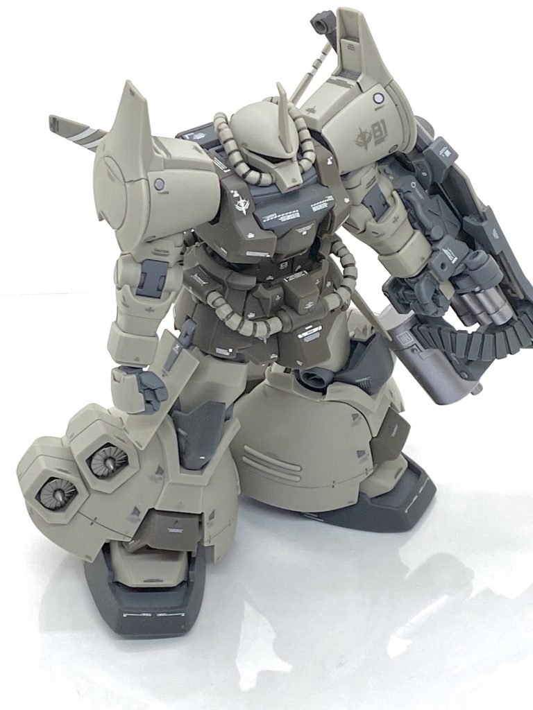 グフ・フライトタイプは旧HGの成型色はジャーマングレーっぽい色でしたがHGUCはライトグレーに変わり、こちらの方が劇中の色に合っていると思います。関節や手がパープルグレーでちょっとイメージが違いましたからニュートラルグレーで武器類はカスタムと同じくメタリックで塗装し光沢感を出しました。コクピットのクリアーパーツは嬉しく、良い存在感がありますね。