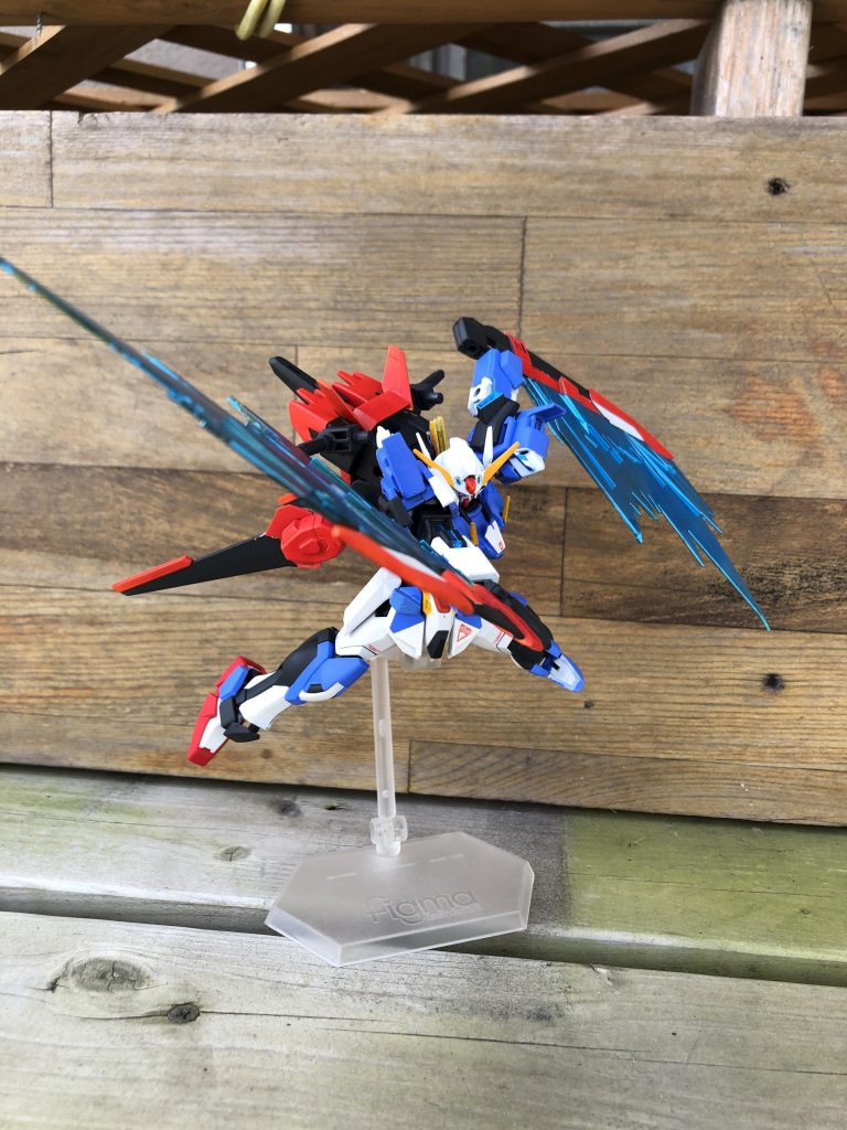 このストライカーパックの最大の特徴とも言える2本の大剣スラストエッジです!!これは元々のガルルストライクのパワーに加えさらに刀身のスラスターで斬撃を加速させることで高い切断力を誇ります！