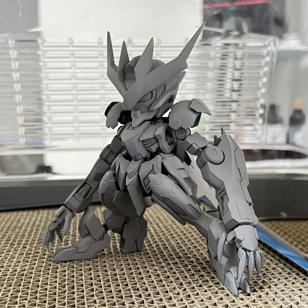 サフを吹いてほぼ完成この後アンテナにモールドを追加します。