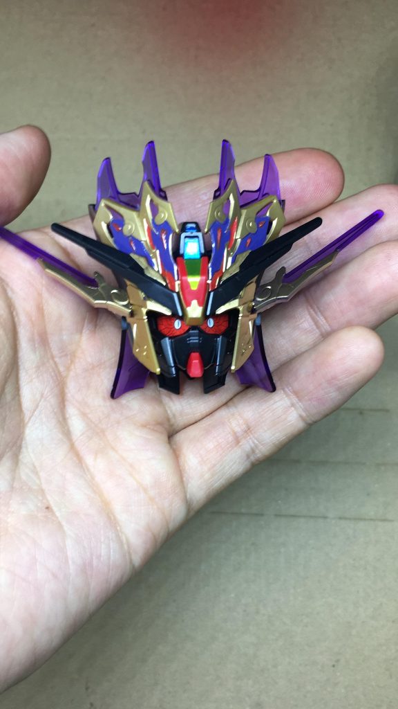 頭部を組み上げたところ。ここでかなりテンション上がりましたが、遅い時間だったのでここまでにし、翌日仕事から帰って続きに取り掛かり完成させました。ここまで見て頂きありがとうございました。