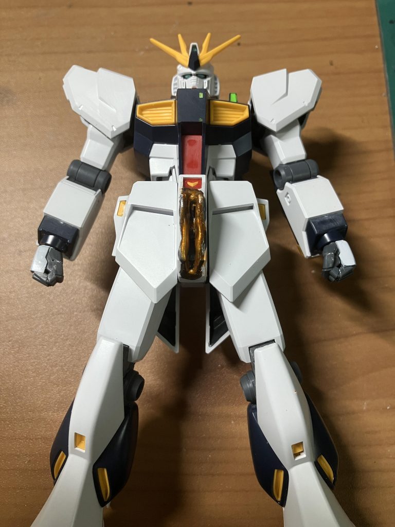 サザビーによるサーベル傷。こちらは鉄ヤスリでガリガリ削った後に周りを瞬間接着パテを盛り付け。傷部分を黒鉄色で塗装。パテの部分をシルバーで塗った後に上からクリアーオレンジを重ねることで溶解した感じを再現してみました。