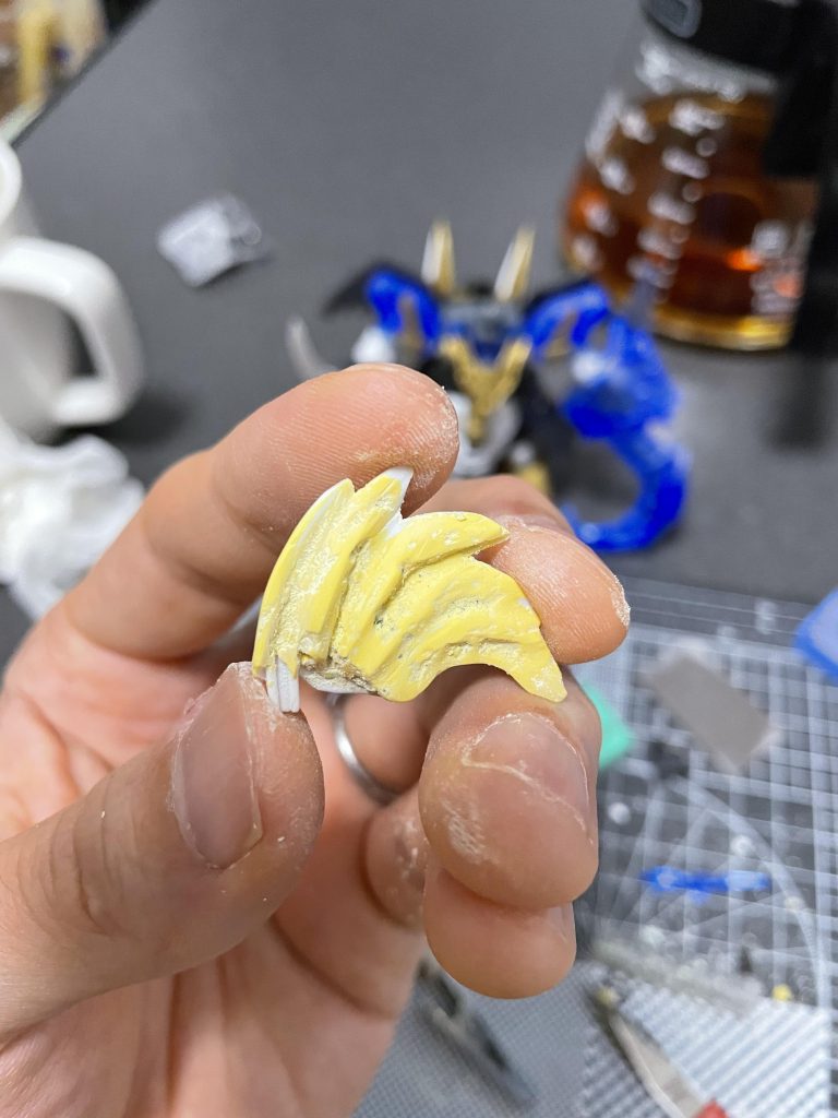 肉抜き穴を埋め、各部シャープ化させてます。吉本プラモデル部チャンネルよチョートクプロの作例を参考にしたのですが、ラッカー塗料使えない関係で色々大変でした😅