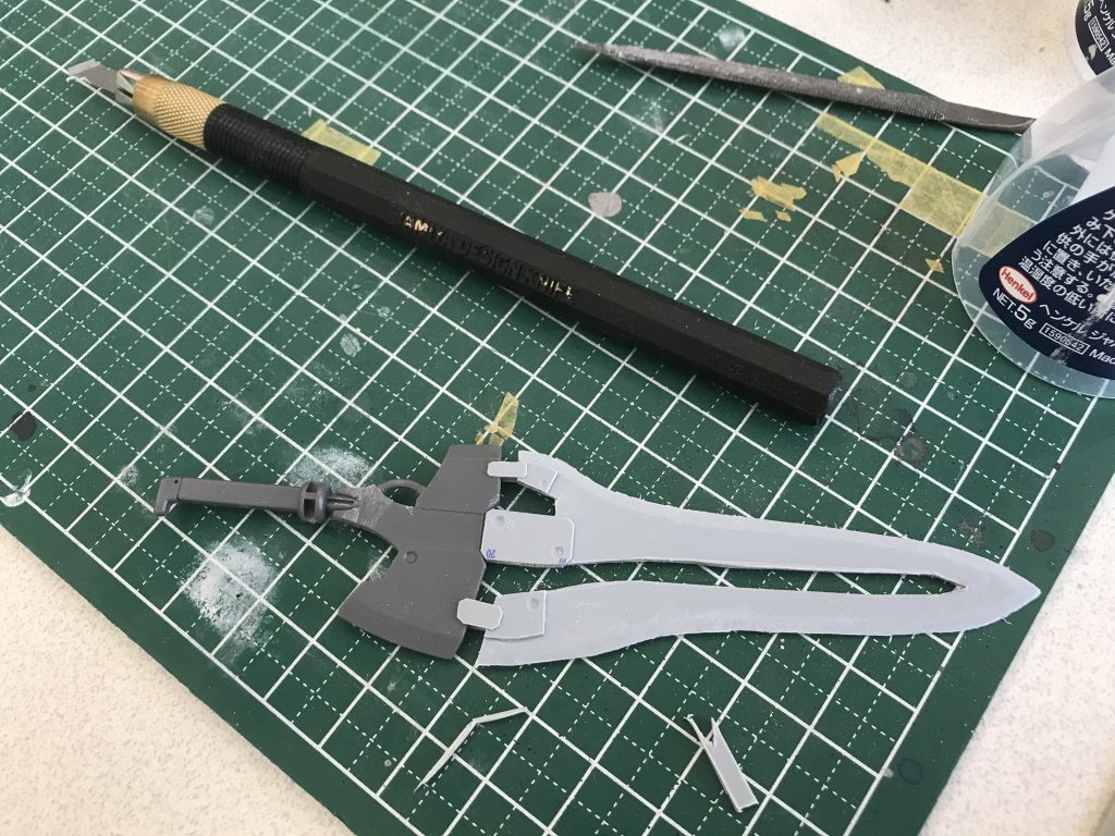 アオスヴルフはグレイズの斧ひスクラッチした刀身と加熱ユニットを接着する形で再現しています。これは以前に製作したレギオンで挑戦した60式ヒートブレードアタッチメントをグレイズの斧でも再現できないか、と挑戦した武装になります。思いつきながらなかなか良い形に仕上がってくれてお気に入りの武器になりました☺️