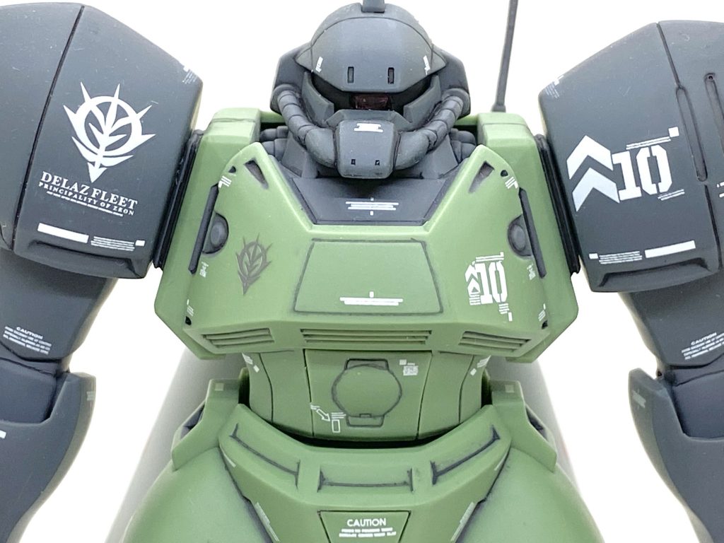 デカールはガンダムデカールのMG0083シリーズ汎用やHGシナンジュ用、ホビージャパンの市販デカール等を満遍なく貼り、カトキ風にしました。肩にあるデラーズフリートのマーキングはガンダムホビーライフ付録のでデラーズフリートのマーキングは市販では無いので大変ありがたく迷わず使いました。