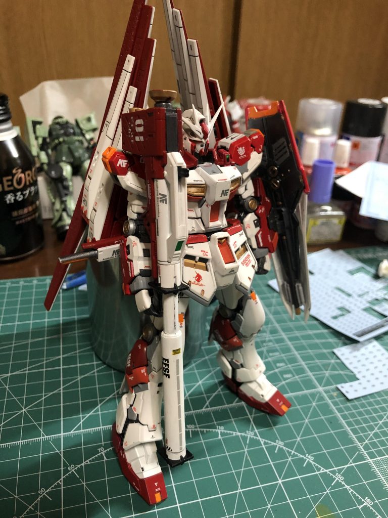 武器も本体と同じ配色施し大変気に入っております特にバズーカはデカールもカッコよく貼れ気に入っています