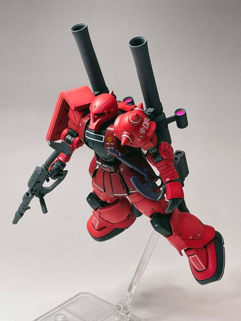 ザクIでは、このツインバズーカによる出撃ポーズをやりたくて、バズーカのマウントラックを改造しました。