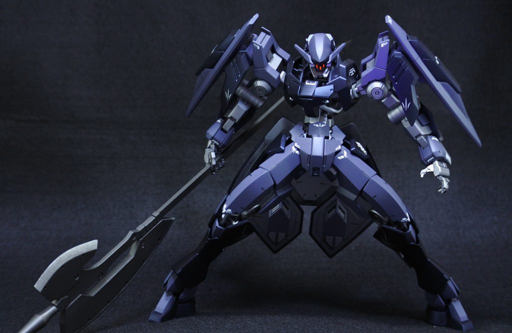 頭部カメラは蛍光塗料を使用してブラックライトで光らせています。使った塗料は、すべてガイアの物です。フレームにフレームメタリック機体色にエヴァダークグレーとプリズムブルーブラックです。名前はアイン(1)の次だからツヴァイ(2)の騎士(リッター)という安直なネーミングです。