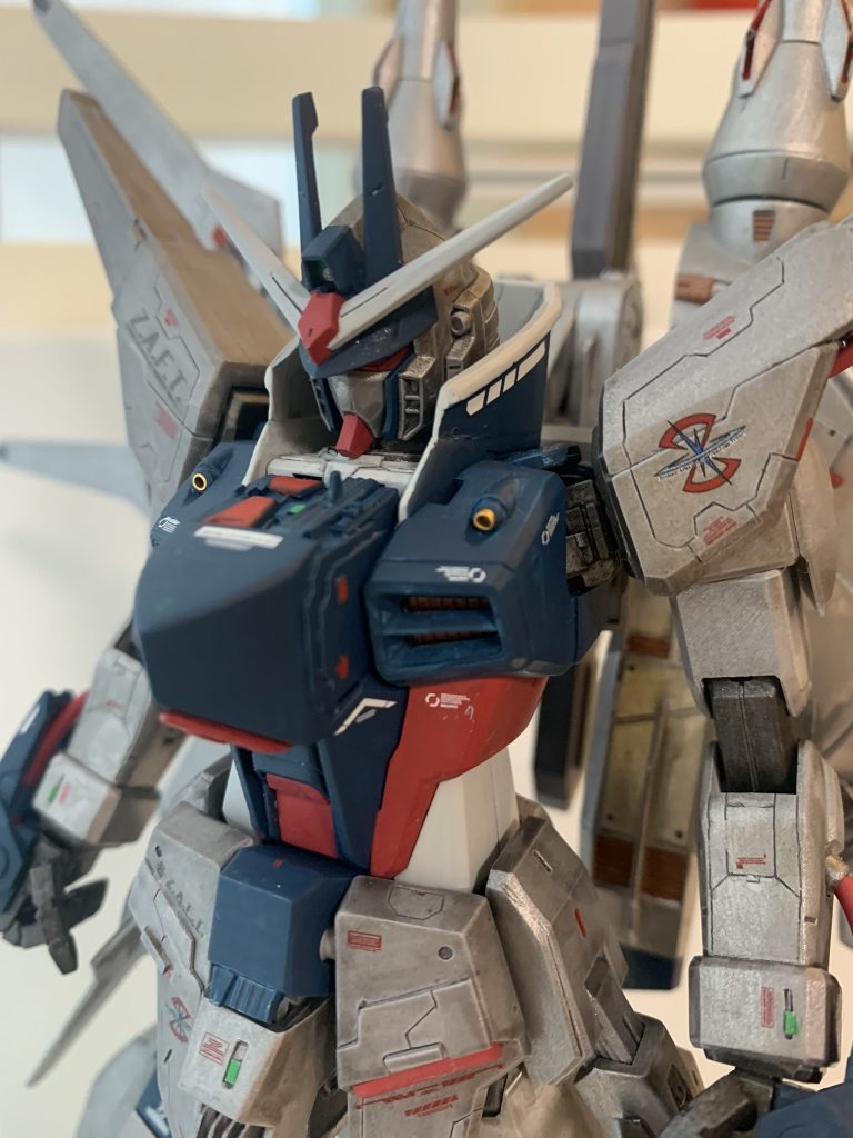 ゲーム中の黒光りしたカラーを目指しました。