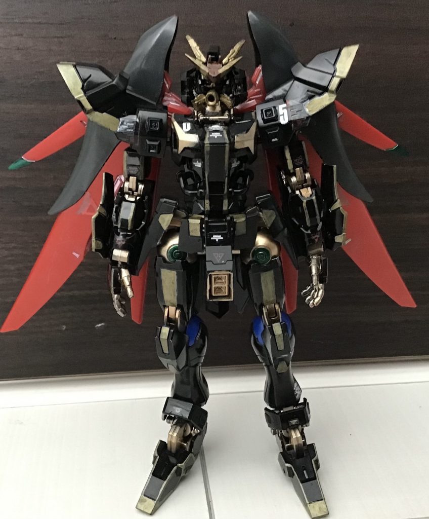 正面今更だけど自分は黒色の機体が好きだと気づいた…！？素体がムーンガンダムなので「新月」も名前候補に入っていました足と背面の飛翔滑走翼は過去作のガンダムプルートから剥奪あとはガンダムリヴランスヘブンから部品を調達しています