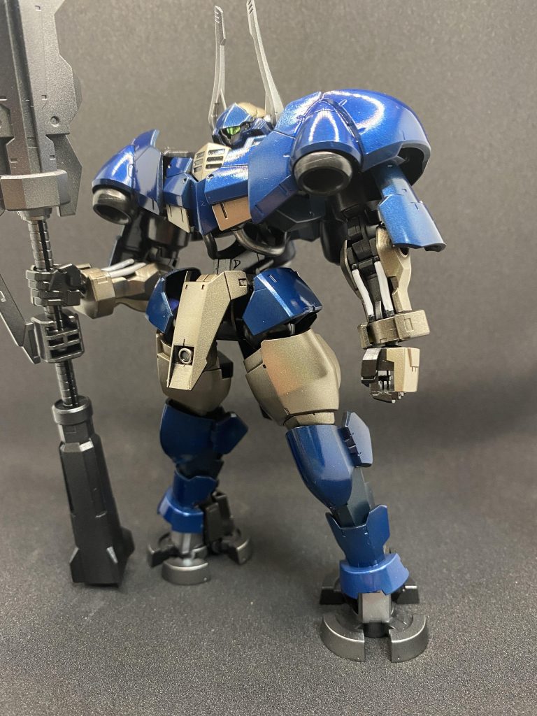 鈍重な感じを塗装で出したいとメタリック塗装に挑戦しました。