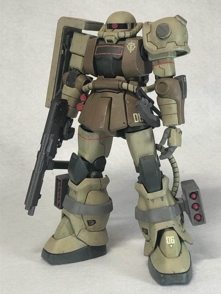 上半身がジョニーザクで下半身がF2ザクです。特に大改造とかはしておりません。ショルダーのスパイクを取り外しと膝パーツを旧キット陸戦ザクから拝借しました。