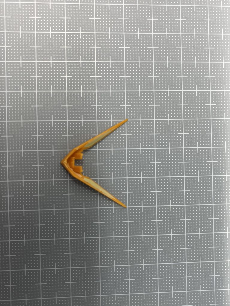 ツノの裏の肉抜きもパテで埋めました。