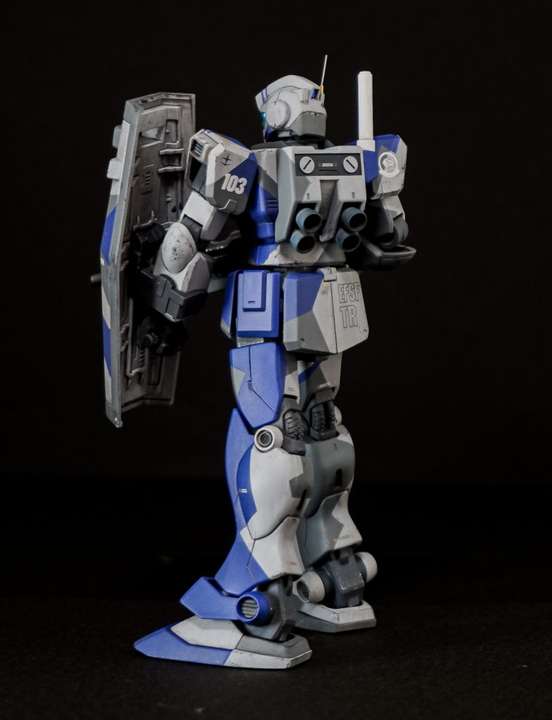 ビームサーベルは好みで右手側に移設しました。古いキットなので最新キットと並べて違和感のない筋彫りを追加しています。