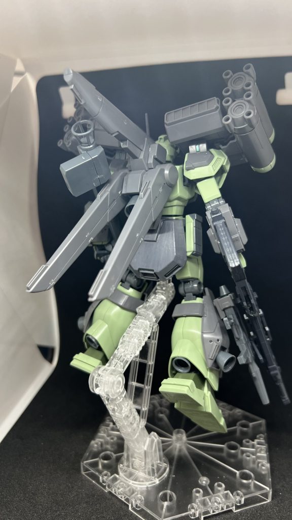 バックでかいミサイルってロマンですよねまた足のアーマーに穴を開けてビームライフルを付けられるようにしています