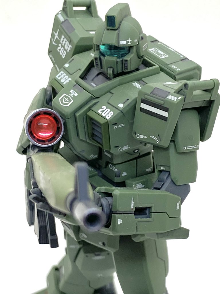 ロングレンジ・ビーム・ライフルを構えてみて。スコープのセンサーのジュエルシールのおかげで精密感が出ています。