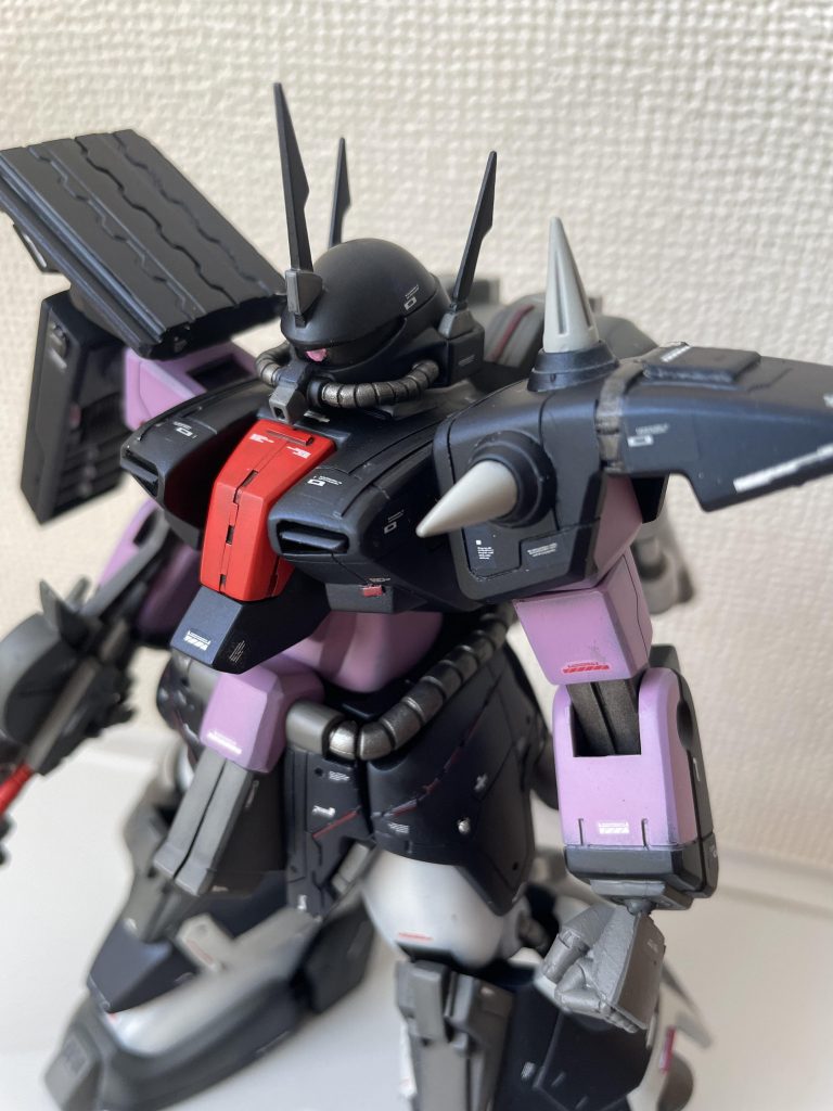 ディテールアップとしてスパイクアーマーをディテールアップパーツを使用、更に延長もしております。シールド部もプラ板&プラ棒を使ってディテールアップしています。胸のダクトっぽい所も開口してプラ板で改造してあります。頭部も合わせ目を消し、分割の変更をしてます。