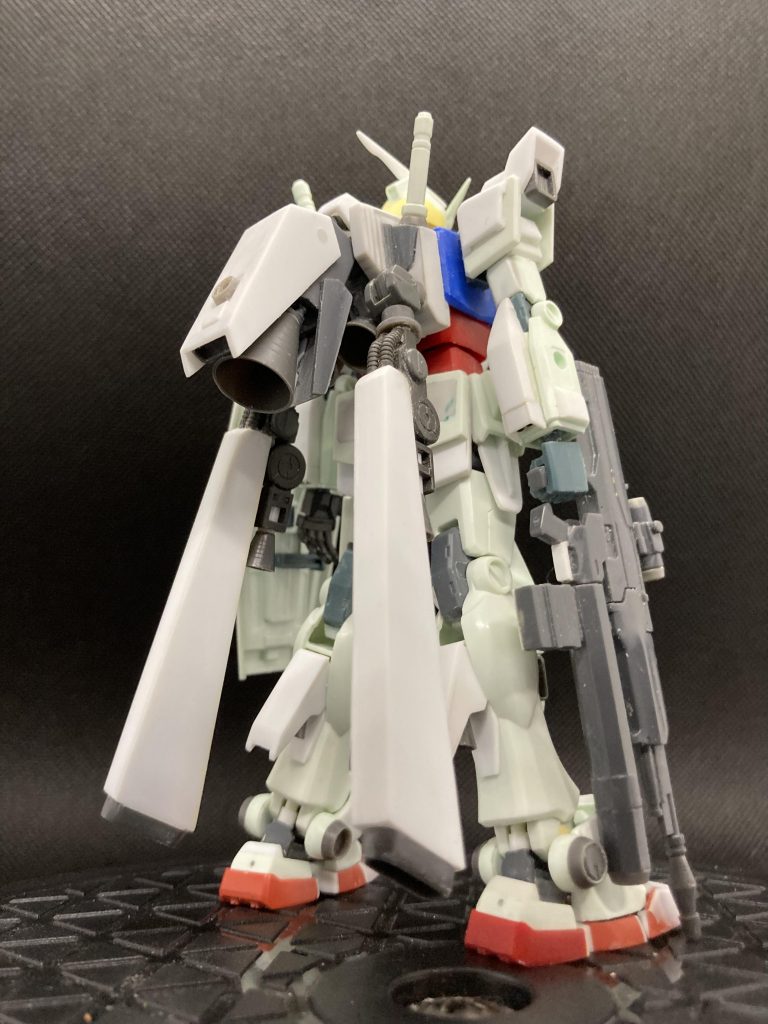 バックパックはコトブキヤのサポートパーツとプラ板を組み合わせて作成。プロペラントタンクのジョイント部にはHGバルバトスルプスレクスの余剰パーツを利用しています。腕にはゲルググのものを参考にした速射砲を付けました。