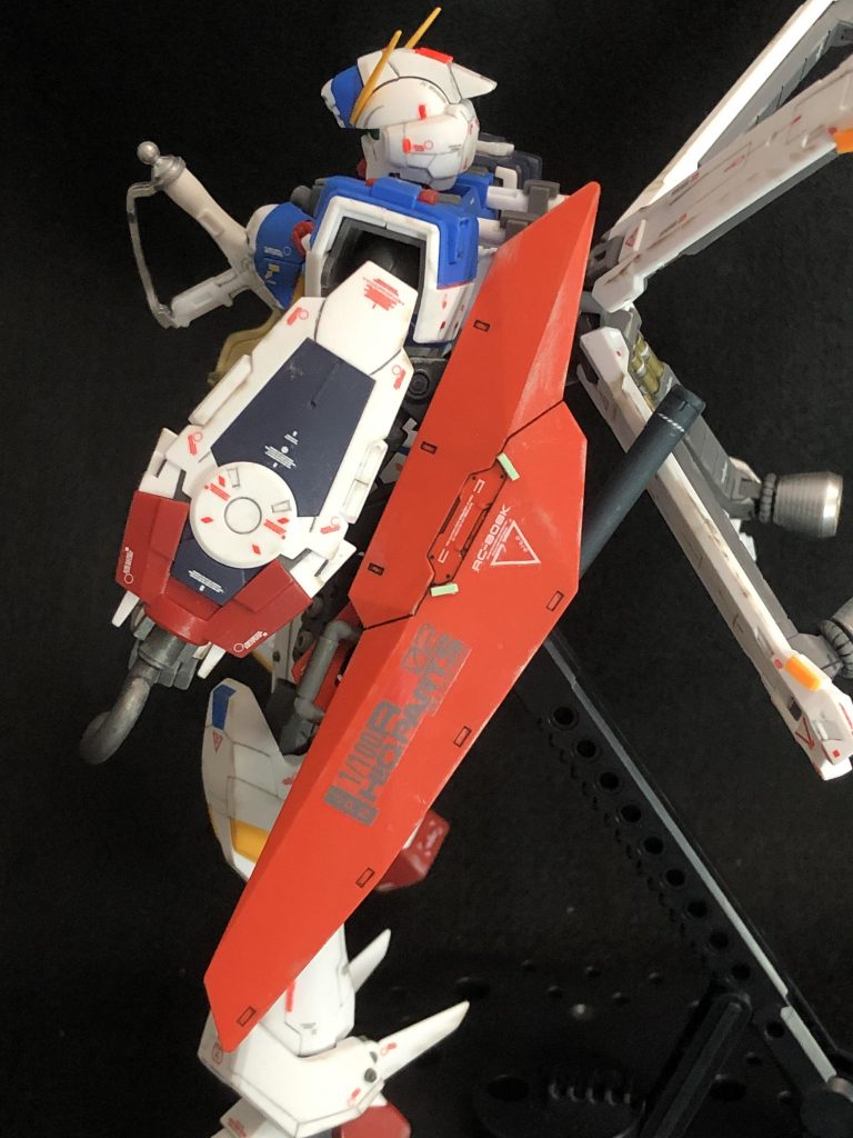 左アングル。ゼルトザームのロングビーム砲は盾が付いていてカッコいいですね。ランナータグで作ったグリーンポイントと大きめのデカールのバランスがお気に入りです。