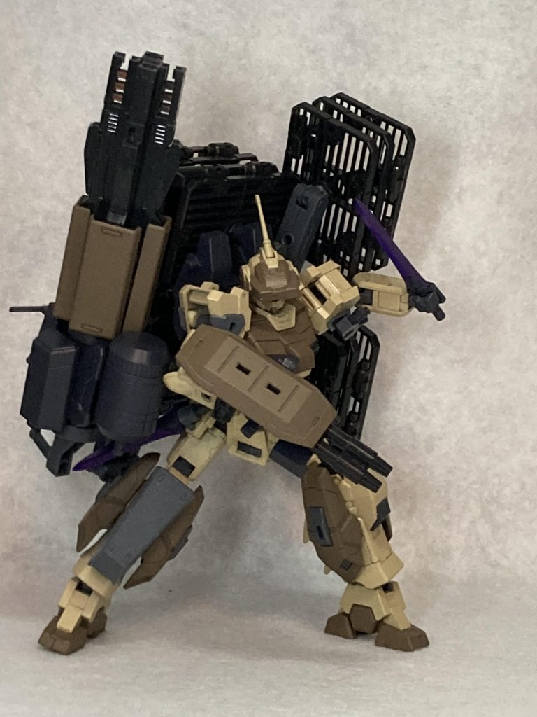 メインウェポンは取り回しに優れる2連ビームガンと硬化ダガー2本を装備