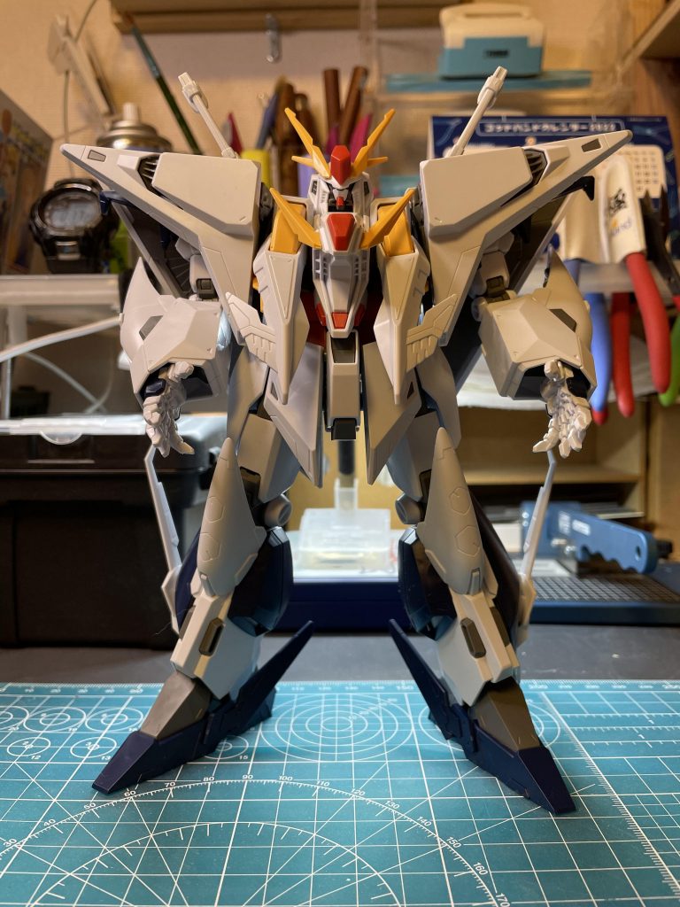 素組素立ちなかなかの良キットですよ! プロポーションもバランス良く、良い意味で、ガンダムぽくない感がまた良い感じですよ。しかし1/144とは思えない大きさです。