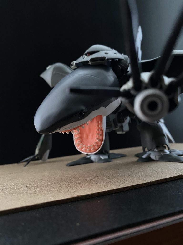 「…以上が、今回の技術評価試験の概要です」　薄暗い部屋、記録映像を見終えたアルベルト･シャハト技術少将がこちらに向き直る。「ご苦労だった、技術中尉。最後に現れたRX-78ガンダムであるが、こちらの調査の結果。木馬に搭載された機体とは別の機体と言うことが確認された。連邦は、ガンダムの量産に成功した。と、言うことになるな。技術中尉」「つまり、戦況が動く。と、言うことでしょうか」「うむ、…ところで、技術中尉」「はっ」鋭い技術少将の眼光を受け、思わず居住まいを正す。数秒の沈黙の後、技術少将は口を開く、静かに。力強く。「モニク･キャディラック特務大尉の、…水着姿の、記録映像は…、ないのかね」「………」〜MSイグルーテーマ曲〜♫XMSM-03S SHARK GOGG　太平洋に面したビーチにおいて、暴走するものの、その後遭遇する、地球連邦軍MS、RX-78ガンダム。と交戦、善戦するも、大破、消失する。パイロットは、機体の爆発に巻き込まれ戦死している。　私は、一人のMS技術師として、この機体に対し、多くの疑問を抱かなくてはならない。皆、誰もが思っていたと思うのだが、あれは、MSだったのだろうか、何か微妙に生き物だった様な気がするのだが。自分だけだろうか。暑さのせいでどうかしていたのかもしれない。第603技術試験隊技術中尉　オリヴァー･マイ　記す　