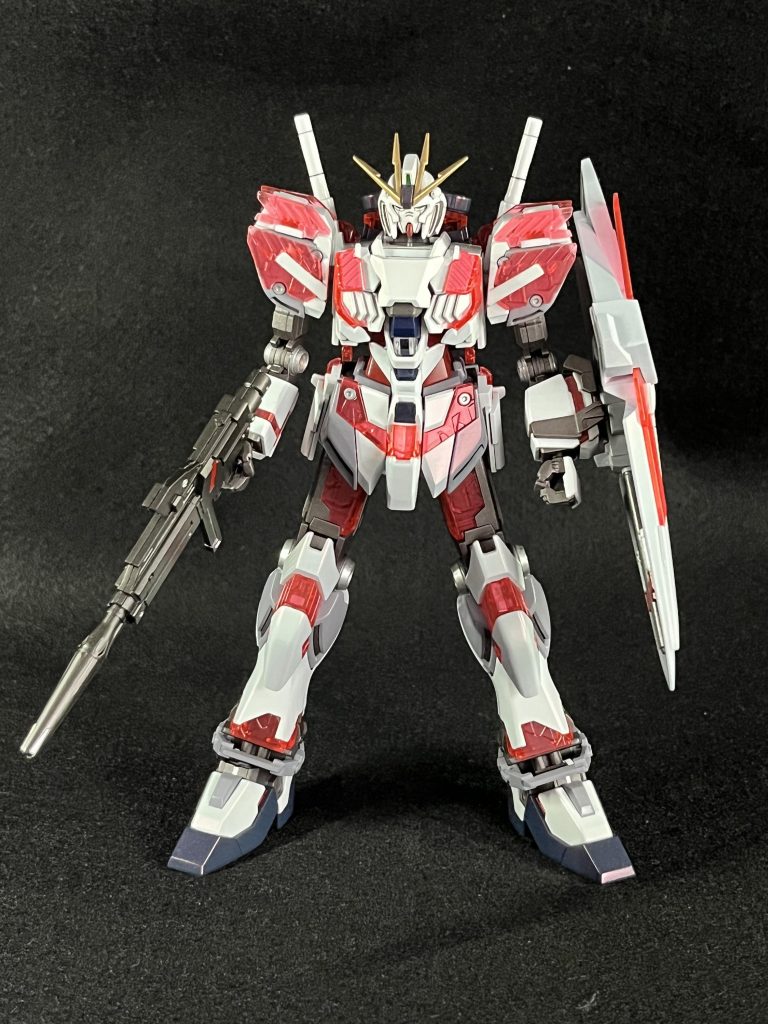 立ちポーズ⑤珍しく真正面から。剥き出しのサイコフレーム(クリアパーツ)というのが、初見時に不安に感じたのを思い出しました。被弾とか、パーツ破損とか。