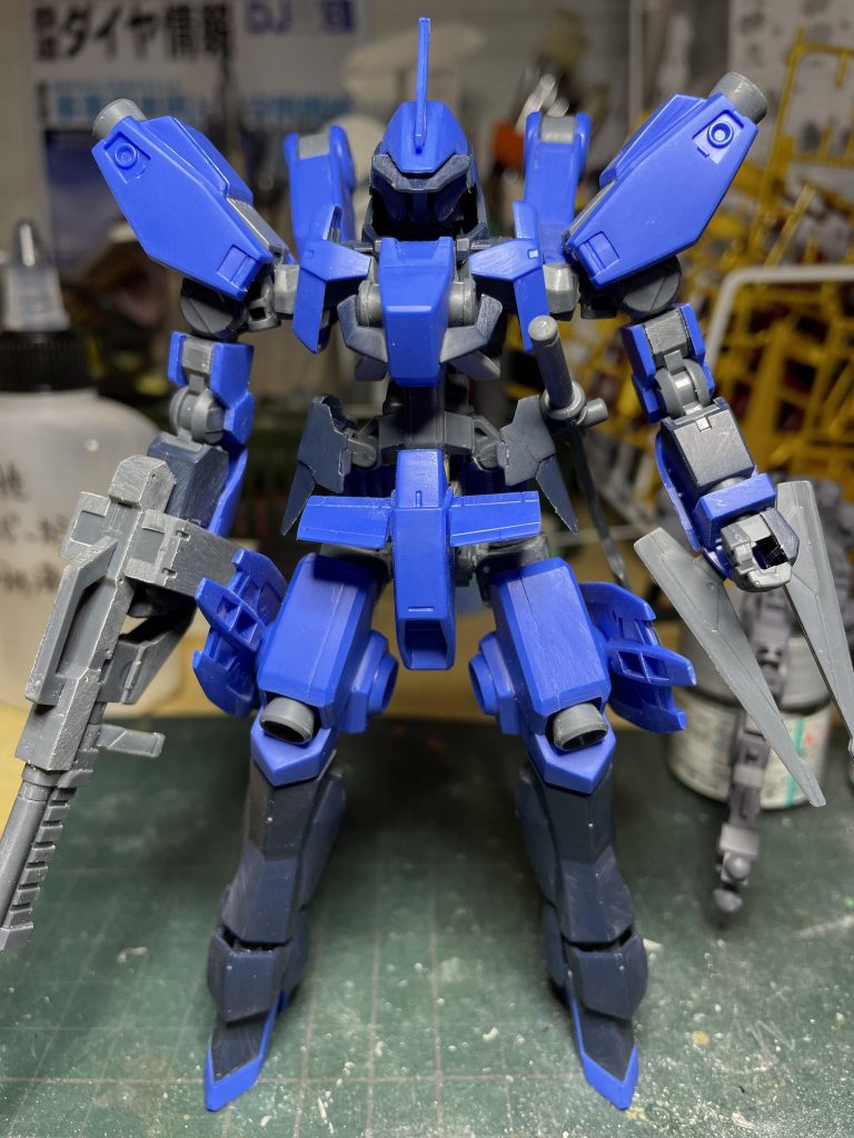 表面処理とエッジ出しをしながら仮組みをした状態。腰から太腿にかけての密集してて可動域が狭いのが気になってました。今回はそこを中心に延長させてみました。