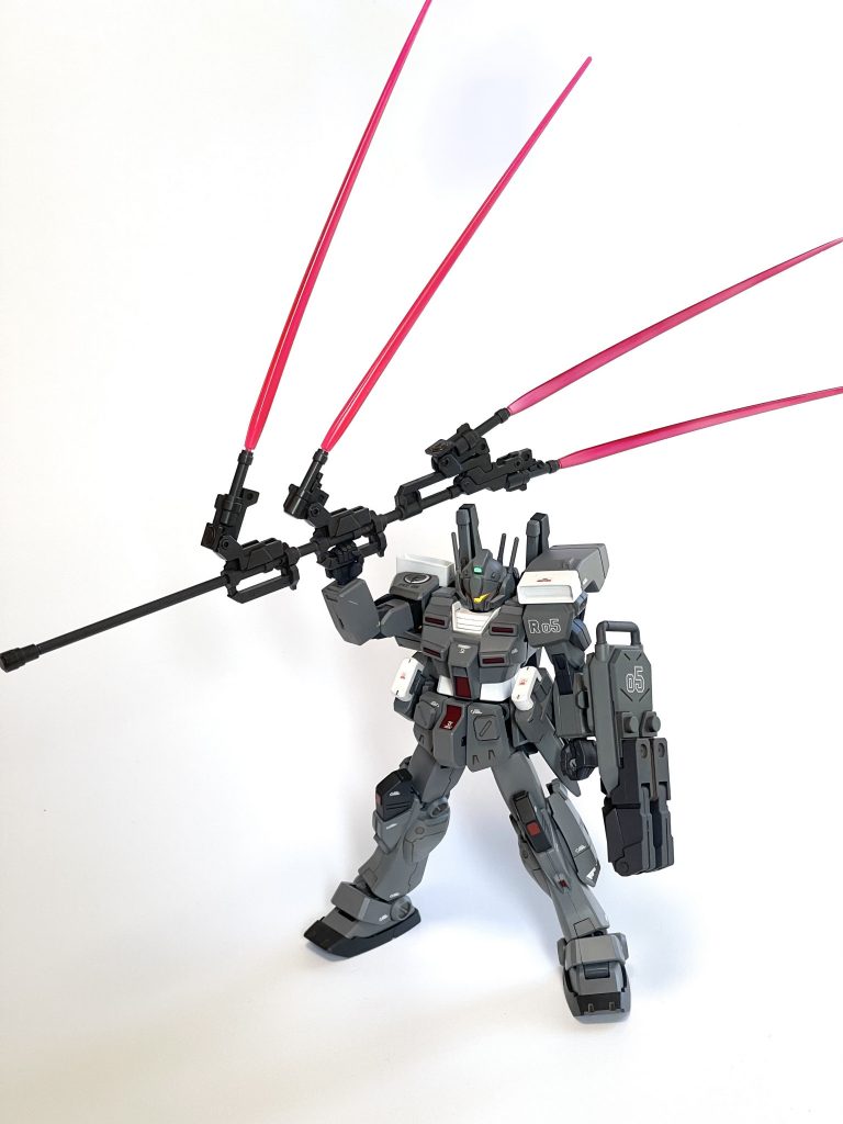 さらに、サーベルを高出力にしたリミッター解除モードも設けてみました。MG用サーベルパーツのピンを削って使用。大物キラーとしての運用ならこれくらいあってもいいかなと。強襲機なので高速機動に要するジェネレーター負荷との取り合いが玄人向けという感じですね。