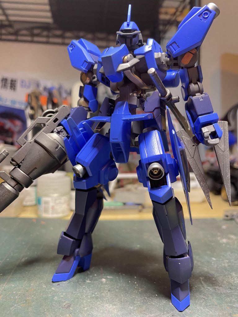 エアブラシで全塗装後の様子。武器はMr.カラーのメタルカラーダークアイアンを使用。